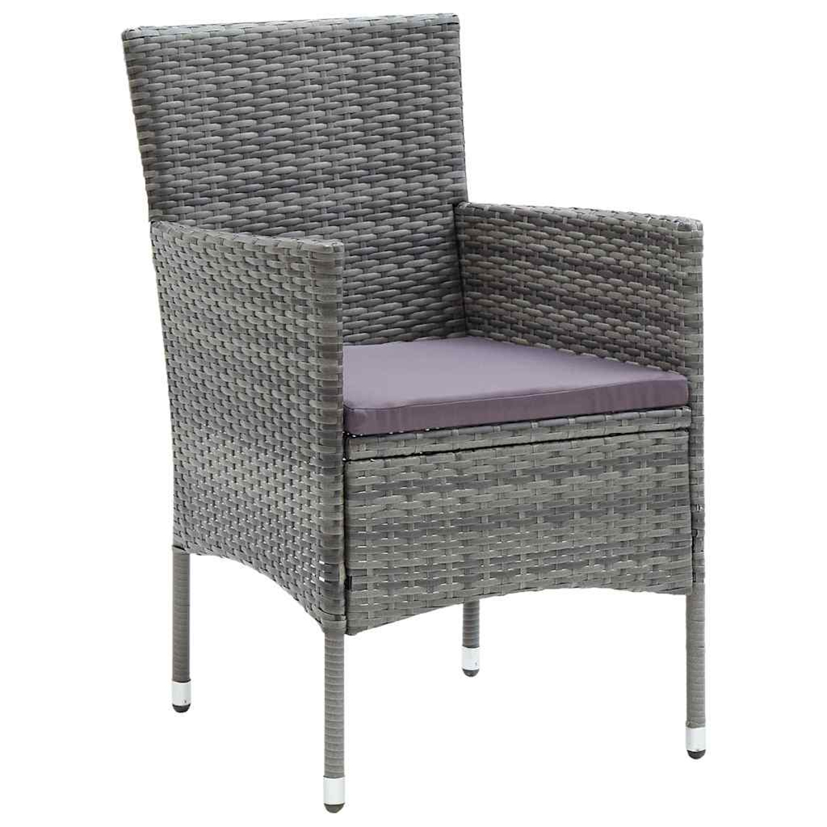 Una sedia grigia in vimini con cuscino viola. Ha braccioli e schienale alto. Le gambe hanno cappucci bianchi.