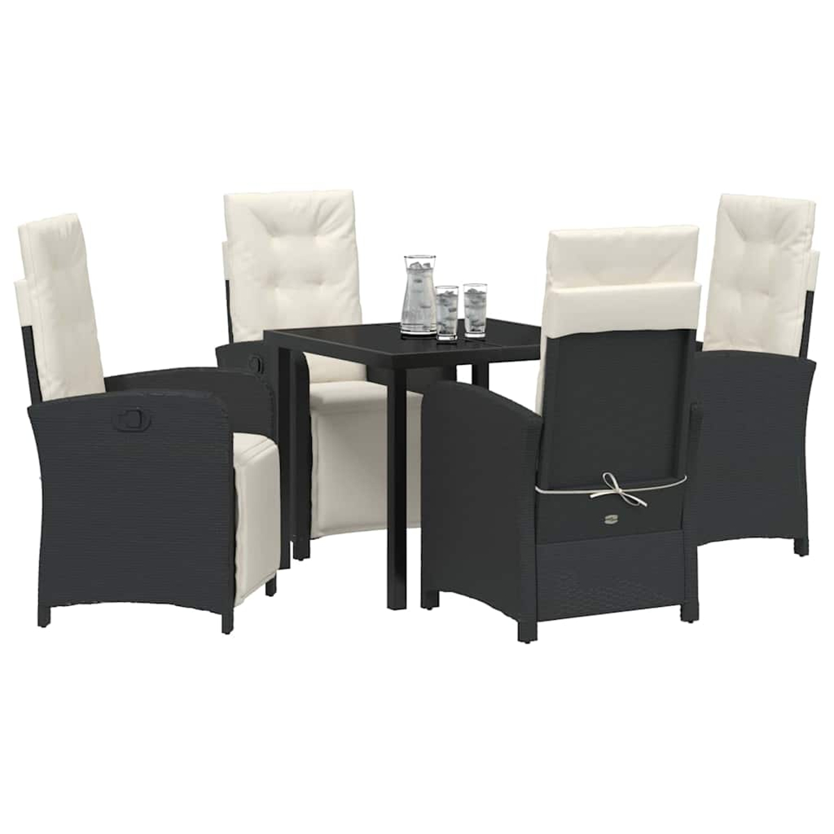 Terrassenset: schwarzer Tisch und Stühle. Stühle haben weiße Kissen. Auf dem Tisch stehen ein Krug und Gläser. Weißer Hintergrund.