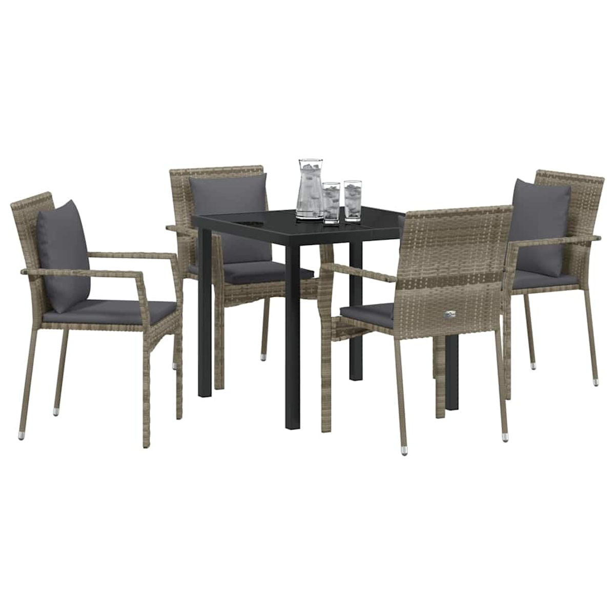 Ein quadratischer schwarzer Tisch, umgeben von vier Korbstühlen mit grauen Kissen. Eine Kanne und Gläser stehen auf dem Tisch.