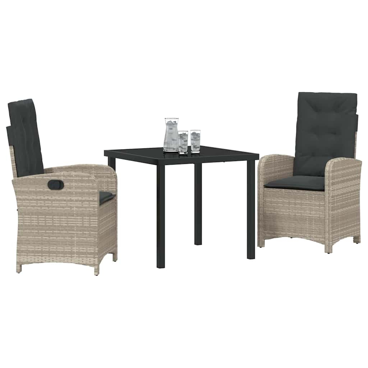 Ein Terrassenset mit Tisch und zwei Stühlen. Die Stühle haben dunkelgraue Kissen und der Tisch hat eine schwarze Oberseite. Auf dem Tisch stehen ein Krug und zwei Gläser.