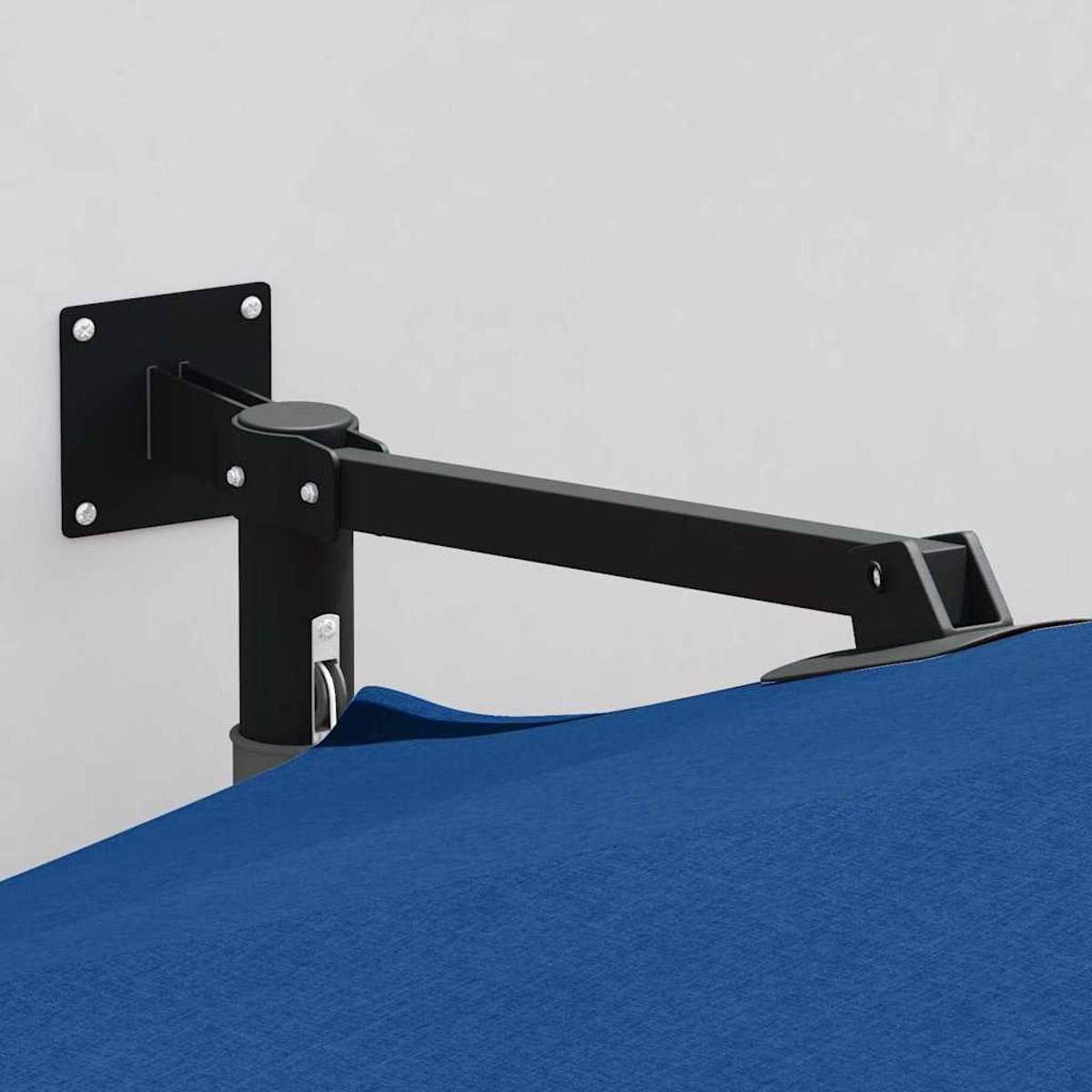 Eine schwarze Metall-Ausleger-Schirmhalterung ist an einer weißen Wand montiert. Ein blauer Stoff ist teilweise sichtbar.