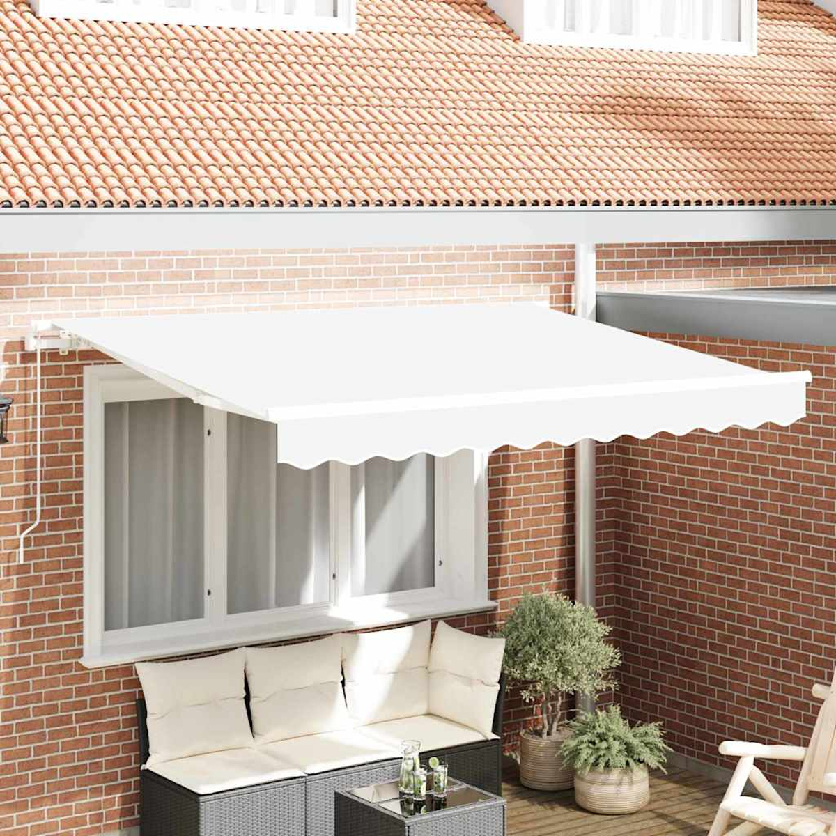 Weißer Markise über einem Fenster. Ziegelmauer, rotes Ziegeldach. Darunter eine Terrasse mit Sofa, Pflanzen und Tisch.