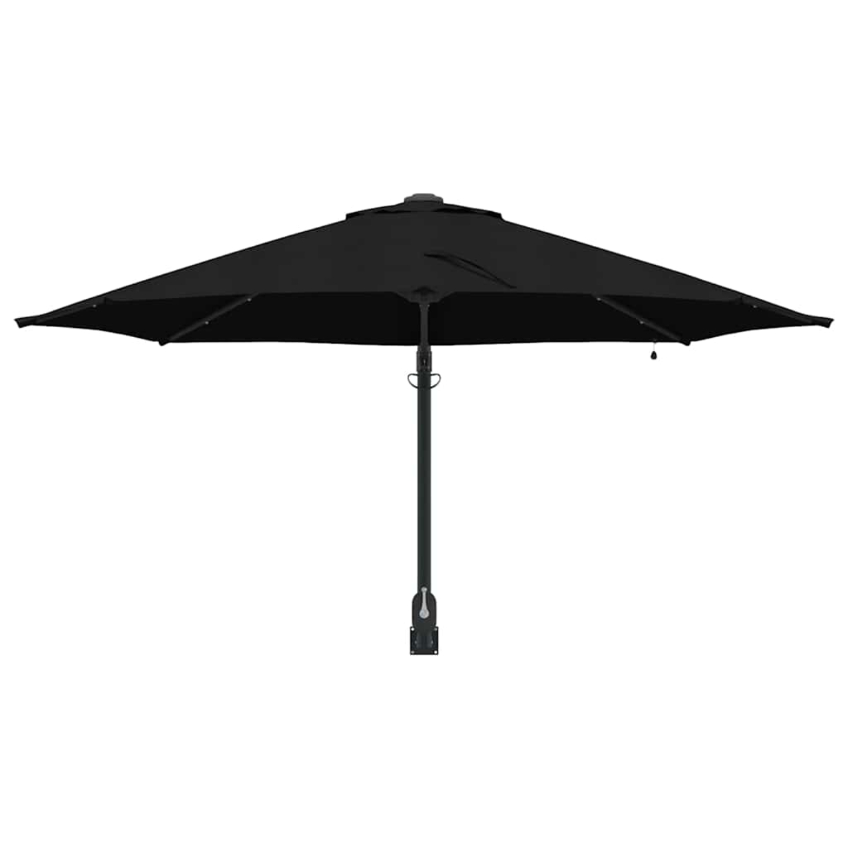 Un ombrellone nero è aperto, con un palo centrale. La tenda è quadrata. Lo sfondo è bianco.