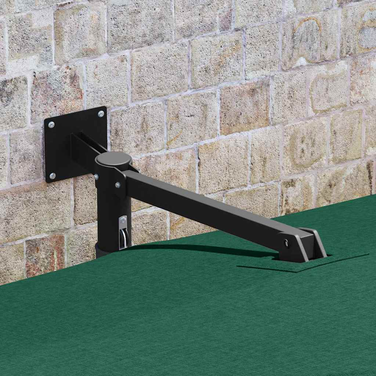 Un braccio di metallo nero è montato su un muro di mattoni. Il braccio si estende su una superficie verde, proiettando un'ombra.
