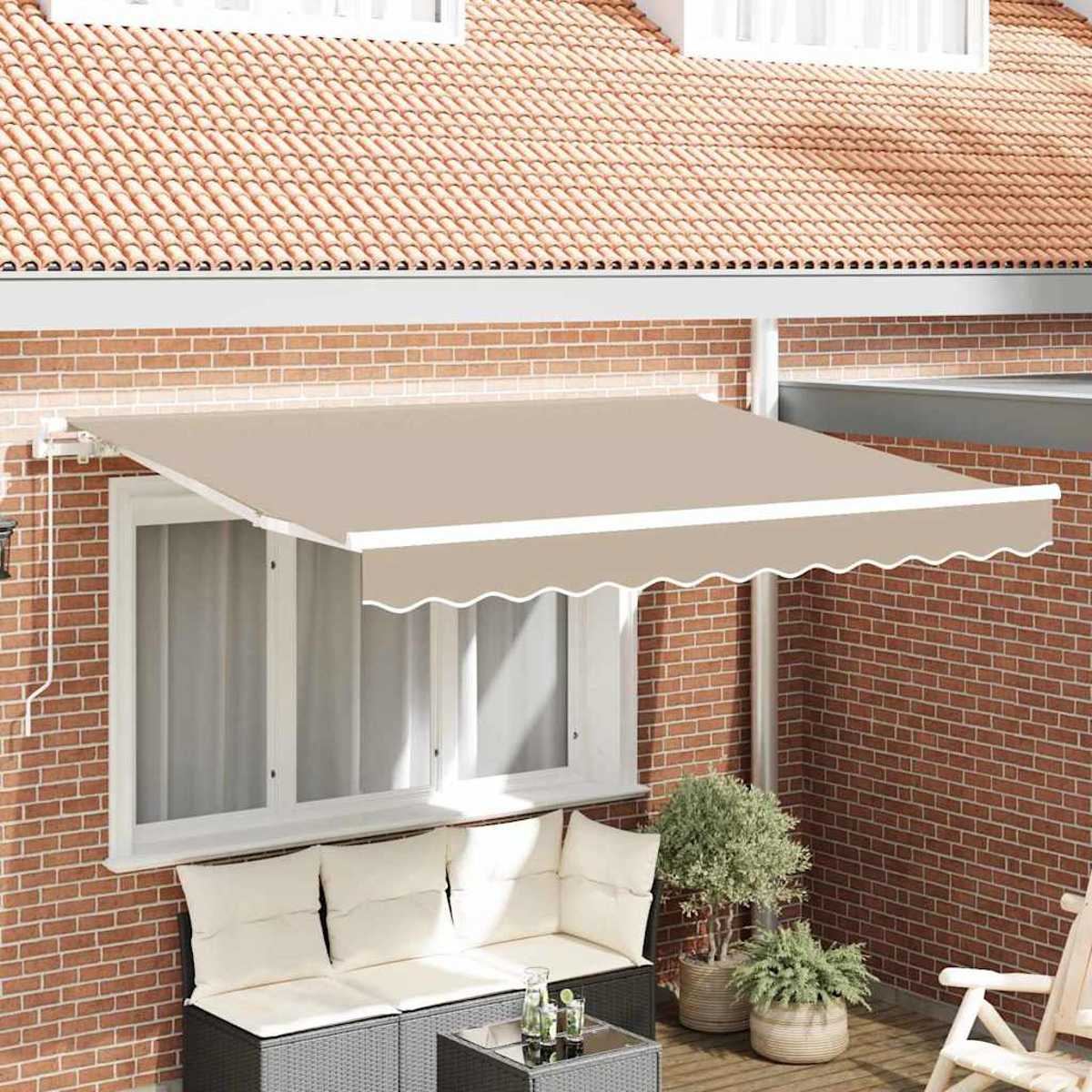 Ein beiger Sonnenschirm bedeckt ein Fenster mit einem Sofa darunter. Eine Ziegelmauer und ein Ziegeldach befinden sich im Hintergrund, zusammen mit Pflanzen.