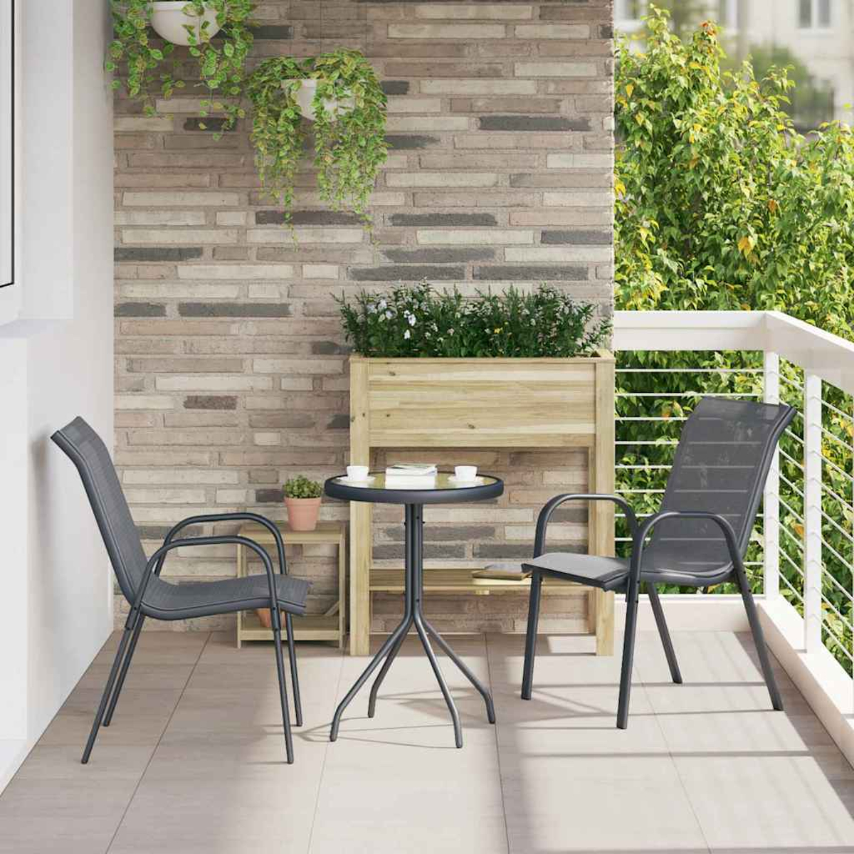 Scena del balcone: sedie grigie, tavolino, muro di mattoni, fioriera in legno con piante e piante sospese.