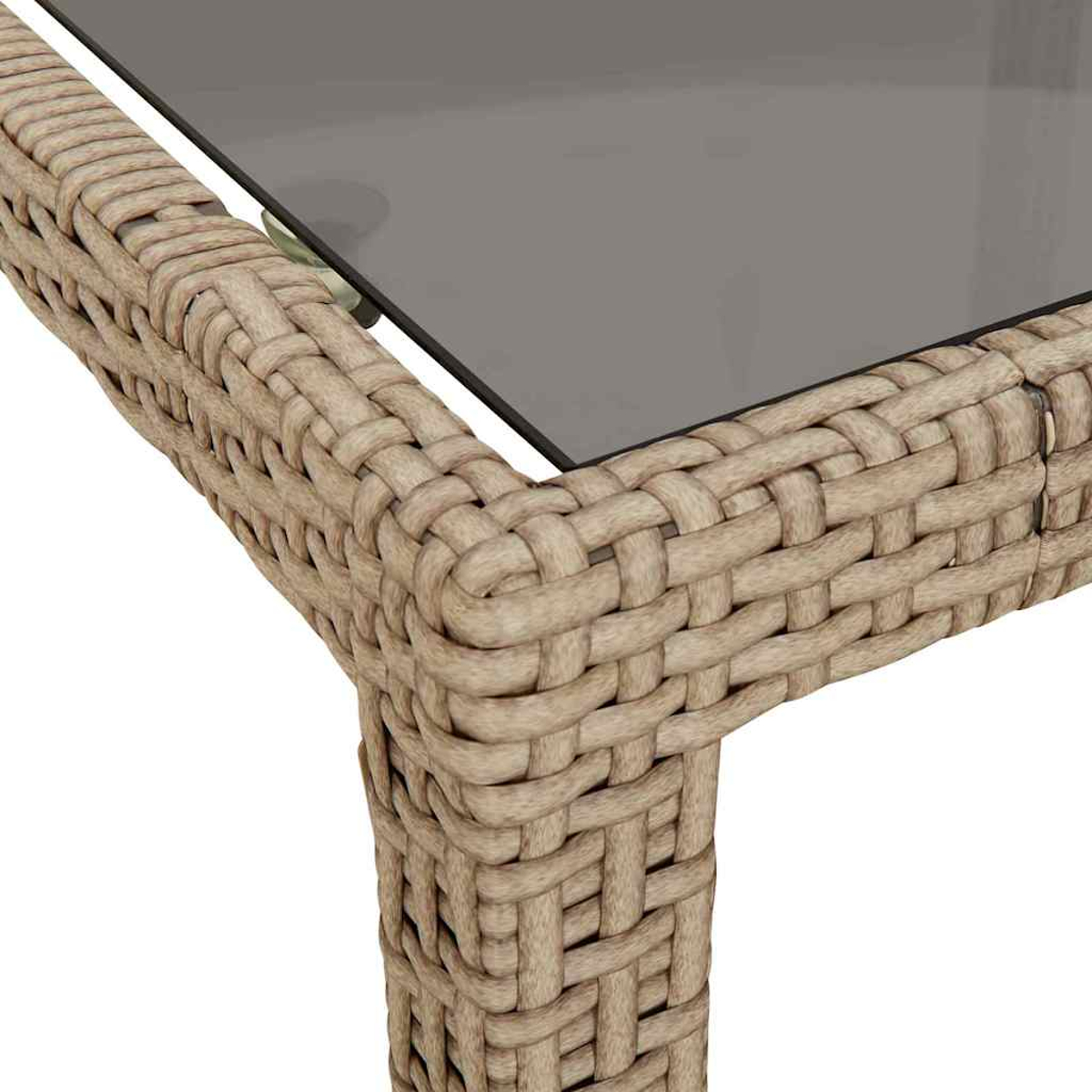 Nahaufnahme einer gewebten Rattantischecke. Der Tisch hat eine dunkle Glasplatte. Das Rattan ist beige.
