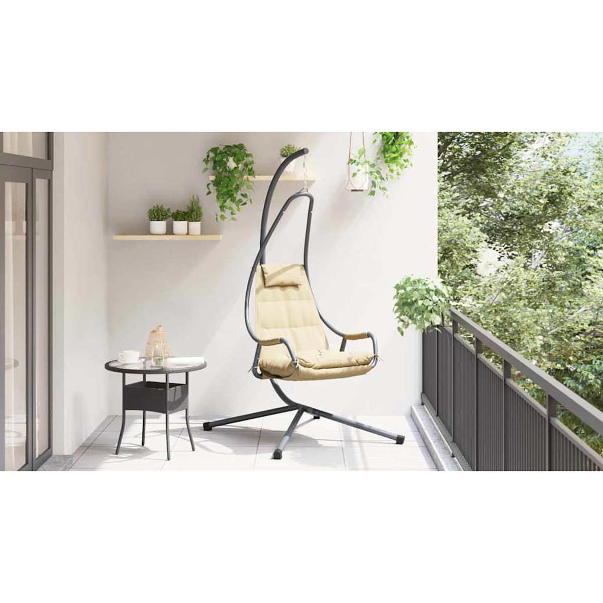 Ein Balkon mit Hängekorb, kleinem Tisch und Topfpflanzen. Bäume sind im Hintergrund sichtbar.