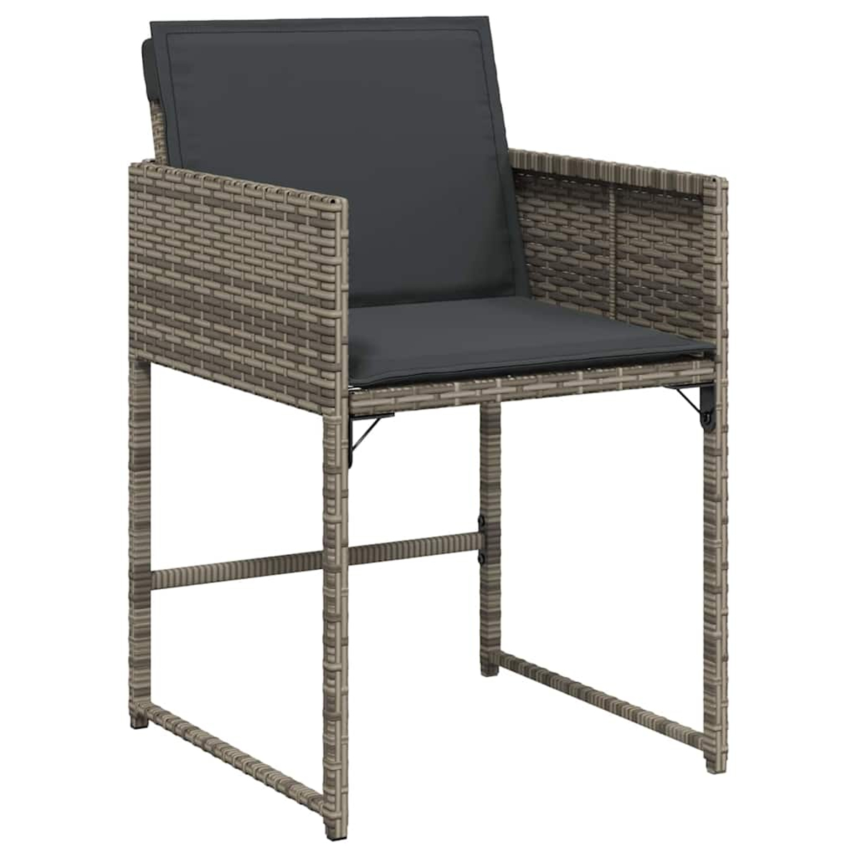Ein Outdoor-Stuhl aus Korbgeflecht mit grauem Kissen. Der Stuhl hat ein gewebtes Design und Armlehnen. Der Hintergrund ist weiß.