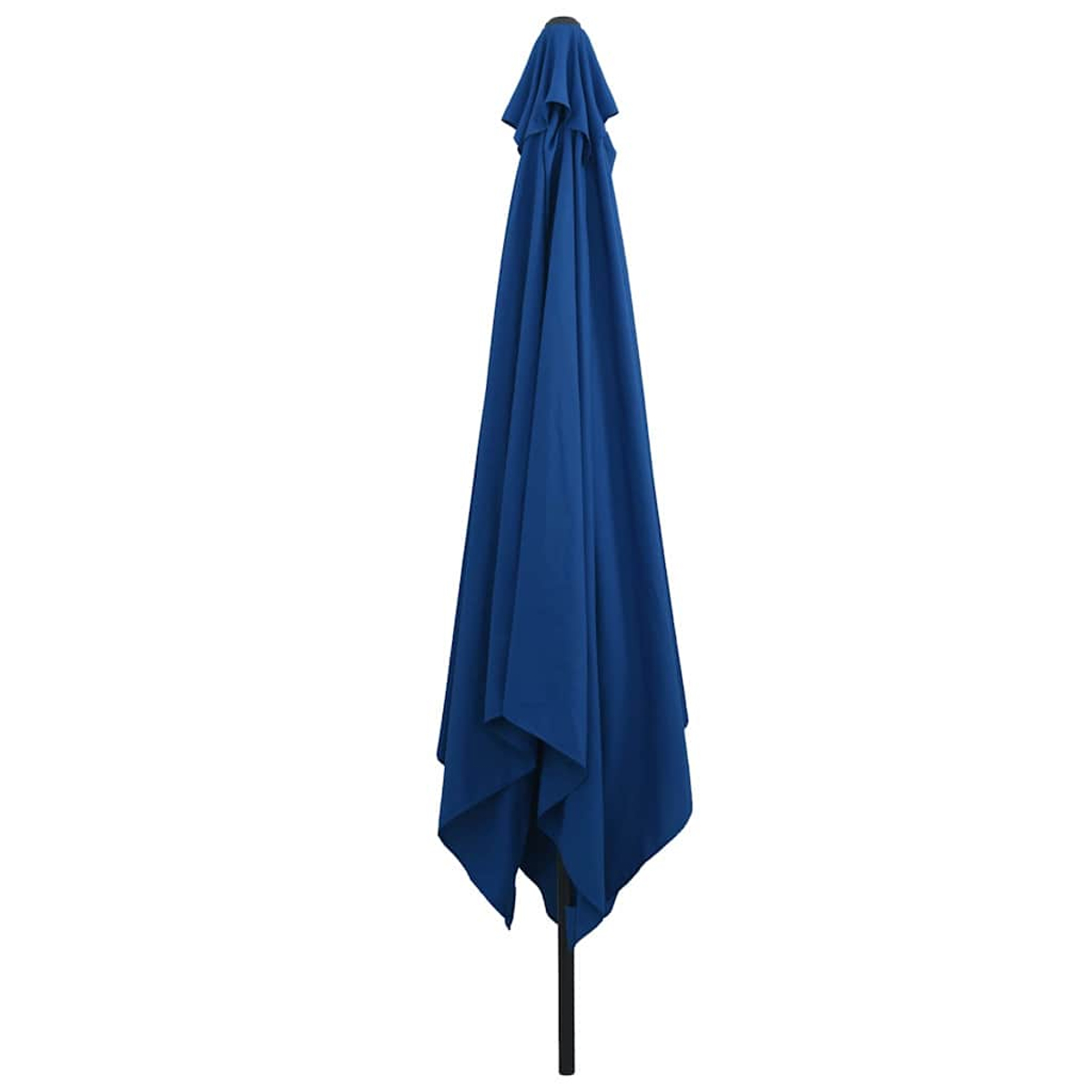 Un ombrello blu chiuso con un palo nero è centrato su sfondo bianco. Il tessuto è accartocciato e appeso.
