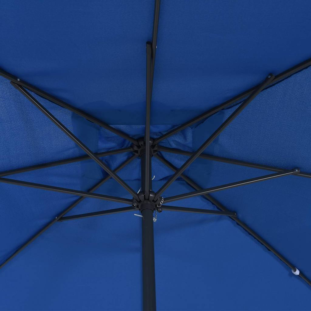 Vista dal basso di un ombrellone blu. Struttura metallica scura sostiene tessuto blu. Palo centrale visibile, travi metalliche sostengono la tenda.