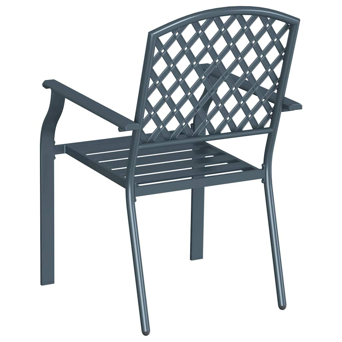Una silla de metal gris con respaldo de celosía y reposabrazos, sobre un fondo blanco. La silla está vacía e inclinada.