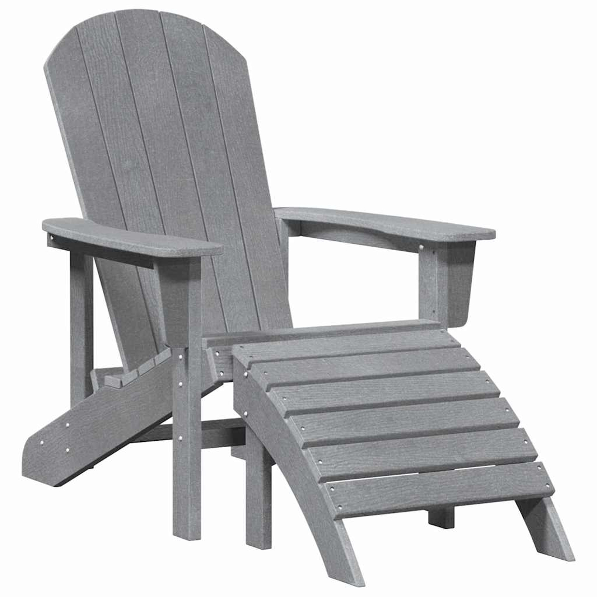 Ein grauer Adirondack-Stuhl mit passender Fußstütze. Der Stuhl hat eine hohe Rückenlehne und Armlehnen. Die Fußstütze ist abgewinkelt.