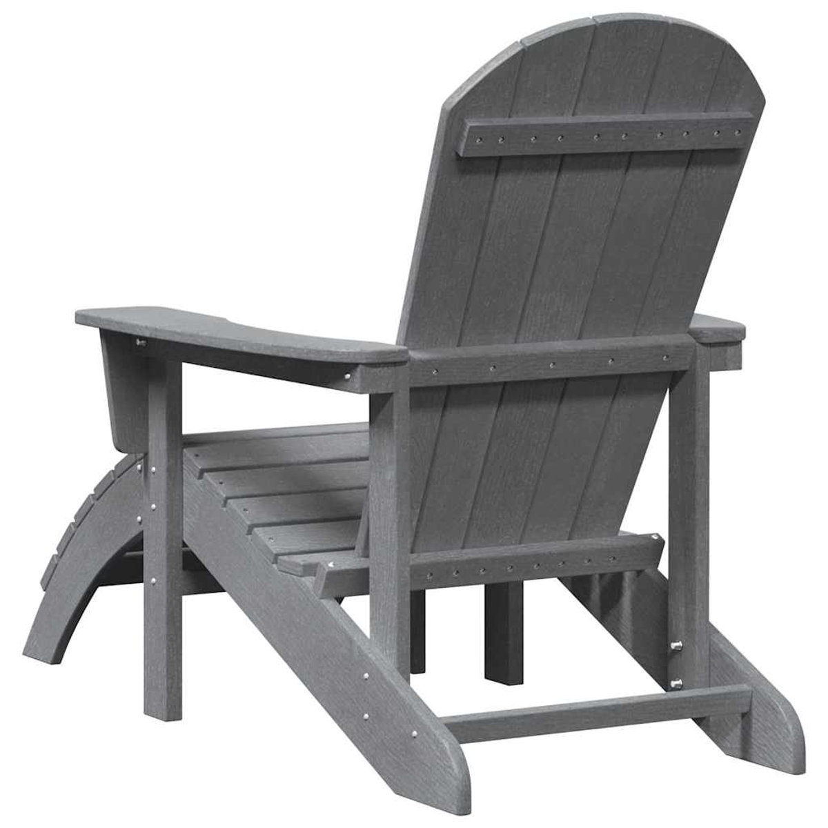 Ein grauer Adirondack-Stuhl ist von hinten zu sehen. Der Stuhl hat eine gebogene Rückenlehne, Armlehnen und eine Sitzfläche aus Holz.