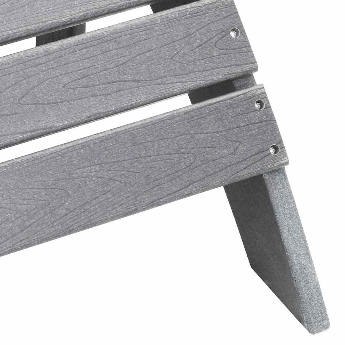 Nahaufnahme eines grauen Holzstuhls. Der Stuhl hat drei horizontale Lamellen, die mit Schrauben zusammengehalten werden, und ein schräges Bein.