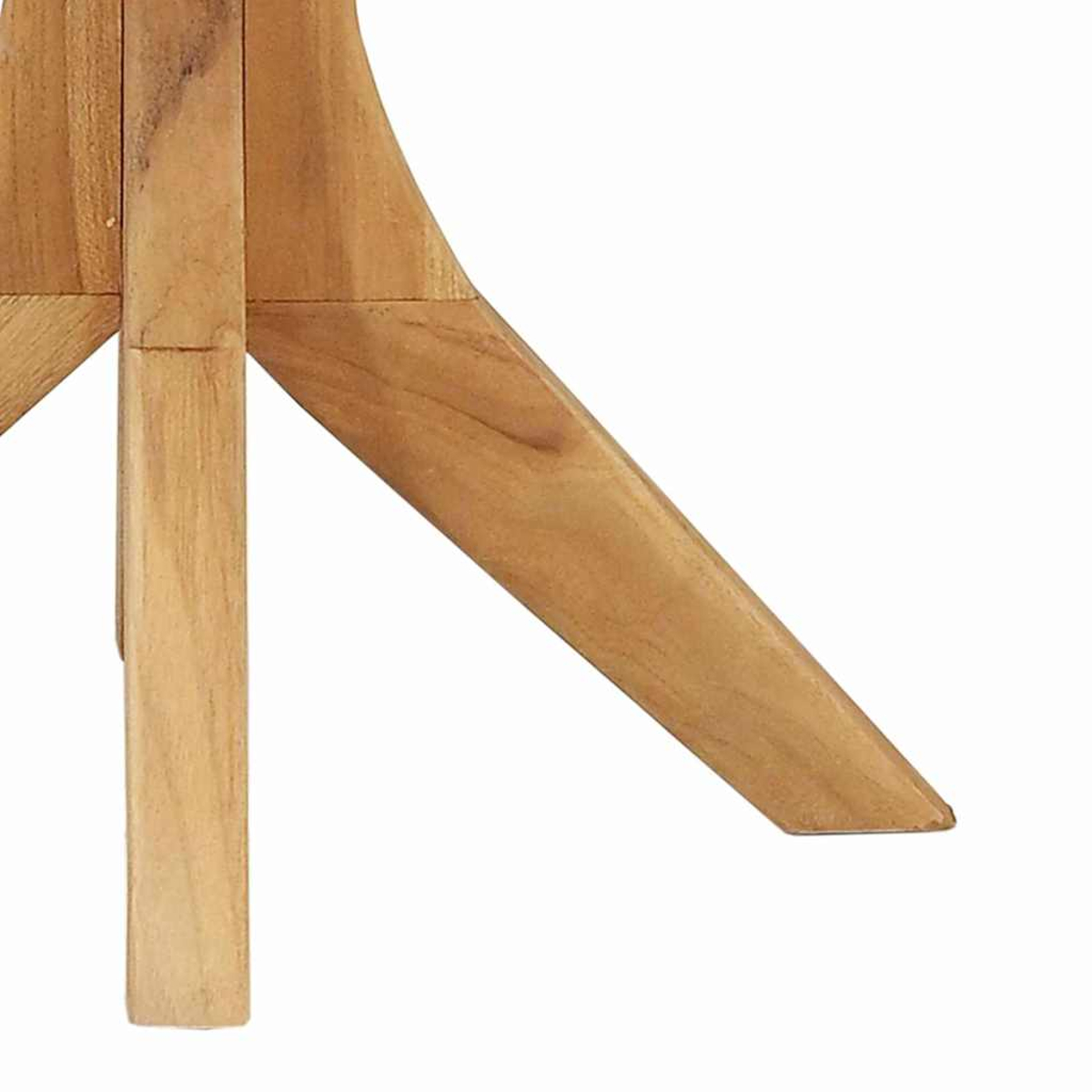 Nahaufnahme eines Holz-Tischbeins. Es ist hellbraun, abgewinkelt und hat einen flachen Boden. Der Hintergrund ist weiß.