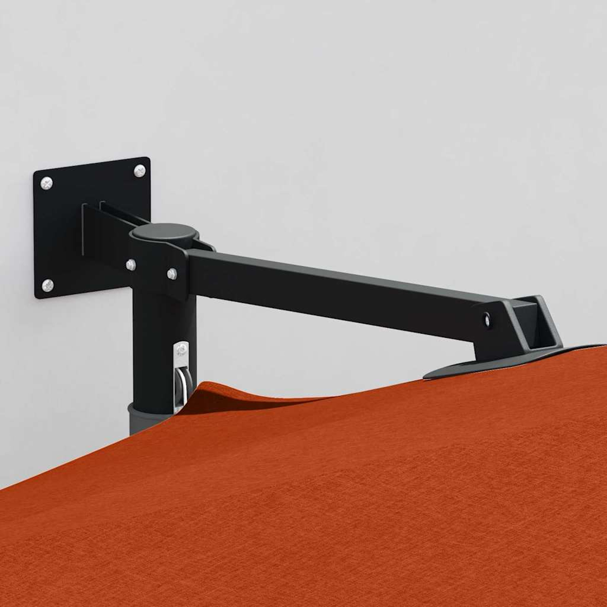Ein schwarzer, an der Wand befestigter Sonnenschirmrahmen mit teilweise sichtbarem orangefarbenem Baldachin. Der Rahmen ist an einer weißen Wand befestigt.