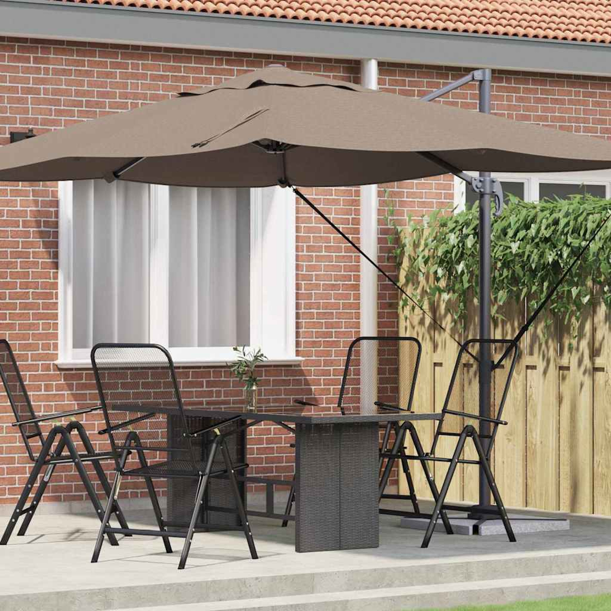 Scena del patio con tavolo, sedie e ombrellone. Sfondo di muro di mattoni con finestra e recinzione in legno. Ombrellone beige.