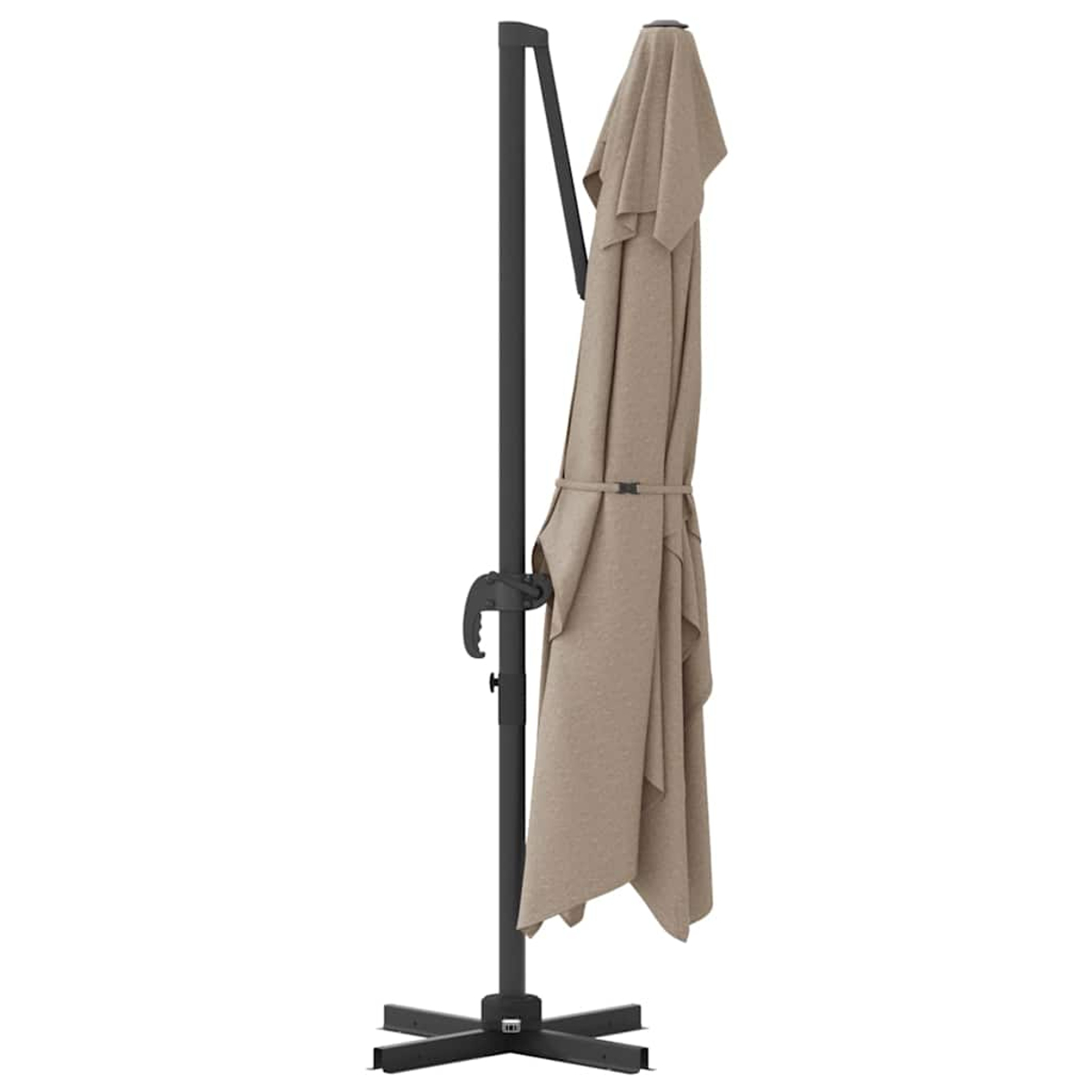 Un ombrellone beige è chiuso. È sostenuto da un palo e una base in metallo nero, su sfondo bianco.