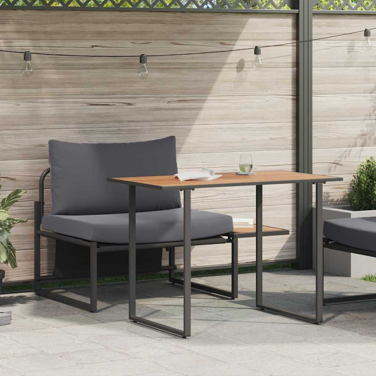 Juego de patio al aire libre con una mesa, una silla con cojín gris y una segunda silla visible al fondo.