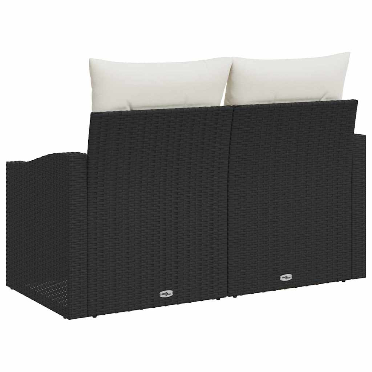 Ein schwarzes Outdoor-Sofa aus Korbgeflecht mit zwei weißen Kissen. Das Sofa hat eine gewebte Textur und Metallakzente.