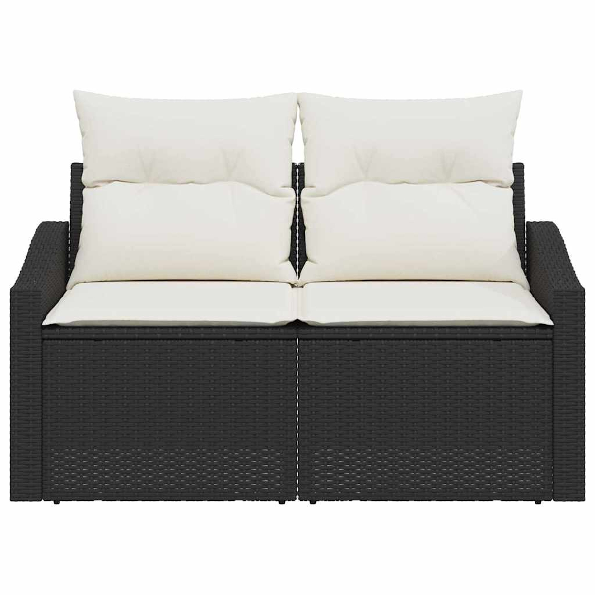 Ein schwarzes Zweisitzer-Sofa aus Korbgeflecht mit weißen Kissen. Das Sofa hat zwei Sitzkissen und vier Rückenkissen.