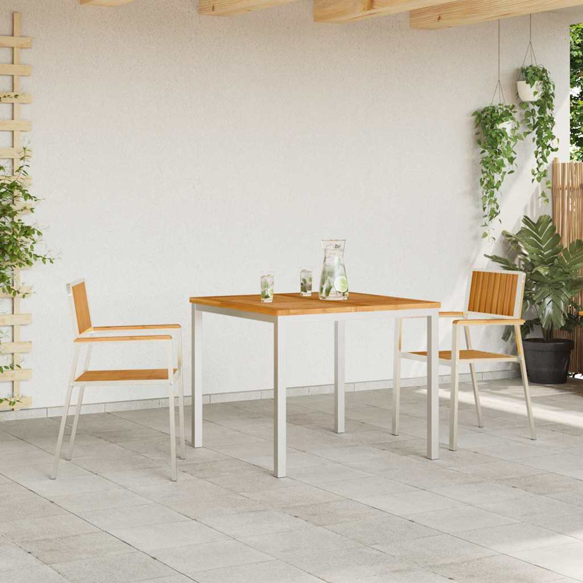 Szene auf der Terrasse mit Tisch, zwei Stühlen und einem Wasserkrug. Pflanzen hängen von der Decke. Weißes und Holzfarbenschema.