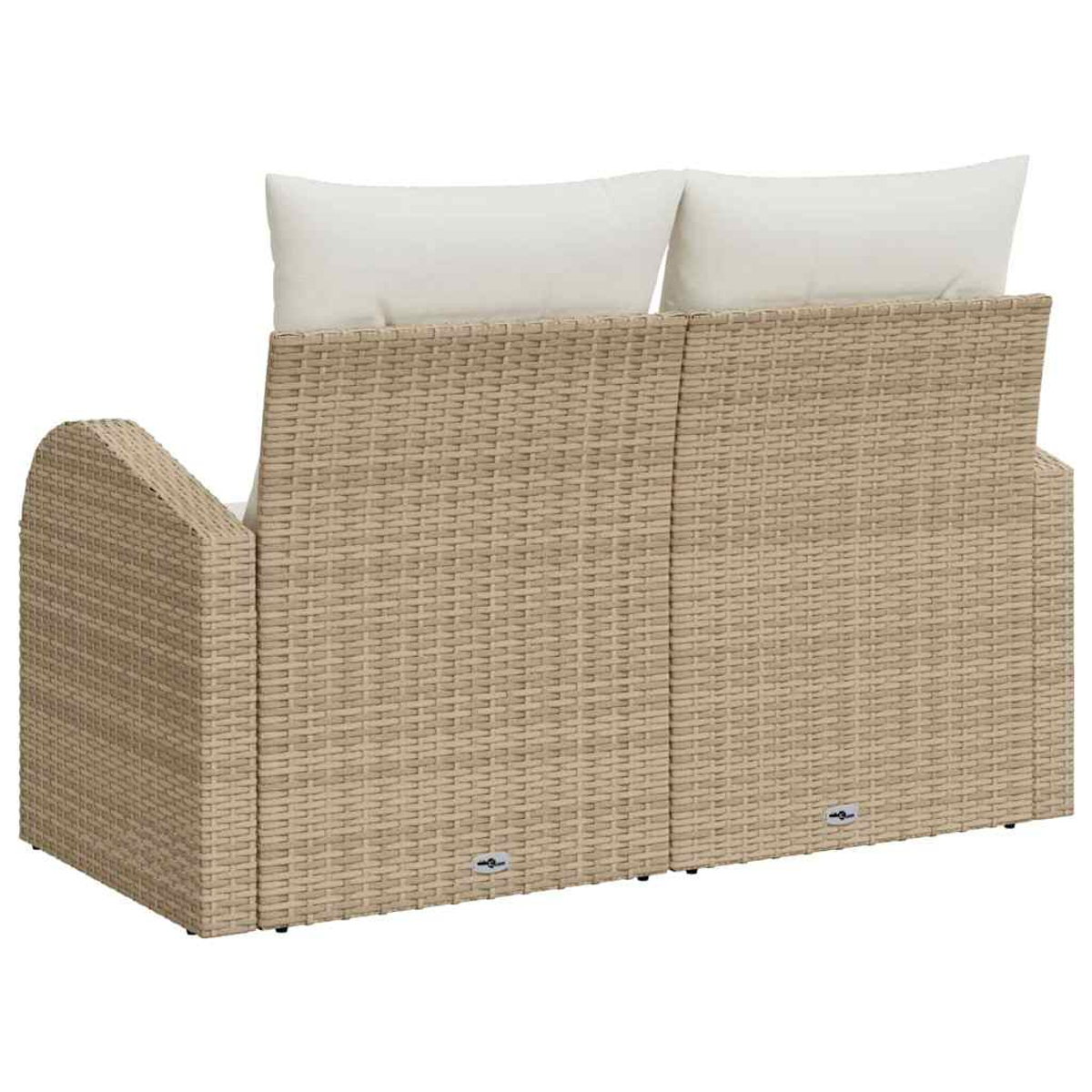 Ein Korbmöbelsofa mit zwei weißen Kissen. Das Sofa ist hellbraun und hat eine gewebte Textur. Von hinten gesehen.