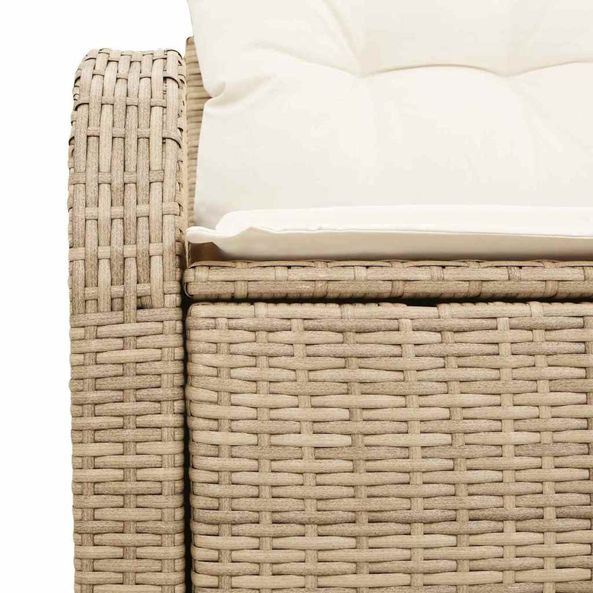 Nahaufnahme eines Rattanstuhls mit weißem Kissen. Der Stuhl ist beige und hat eine gewebte Textur. Das Kissen ist flauschig und weiß.