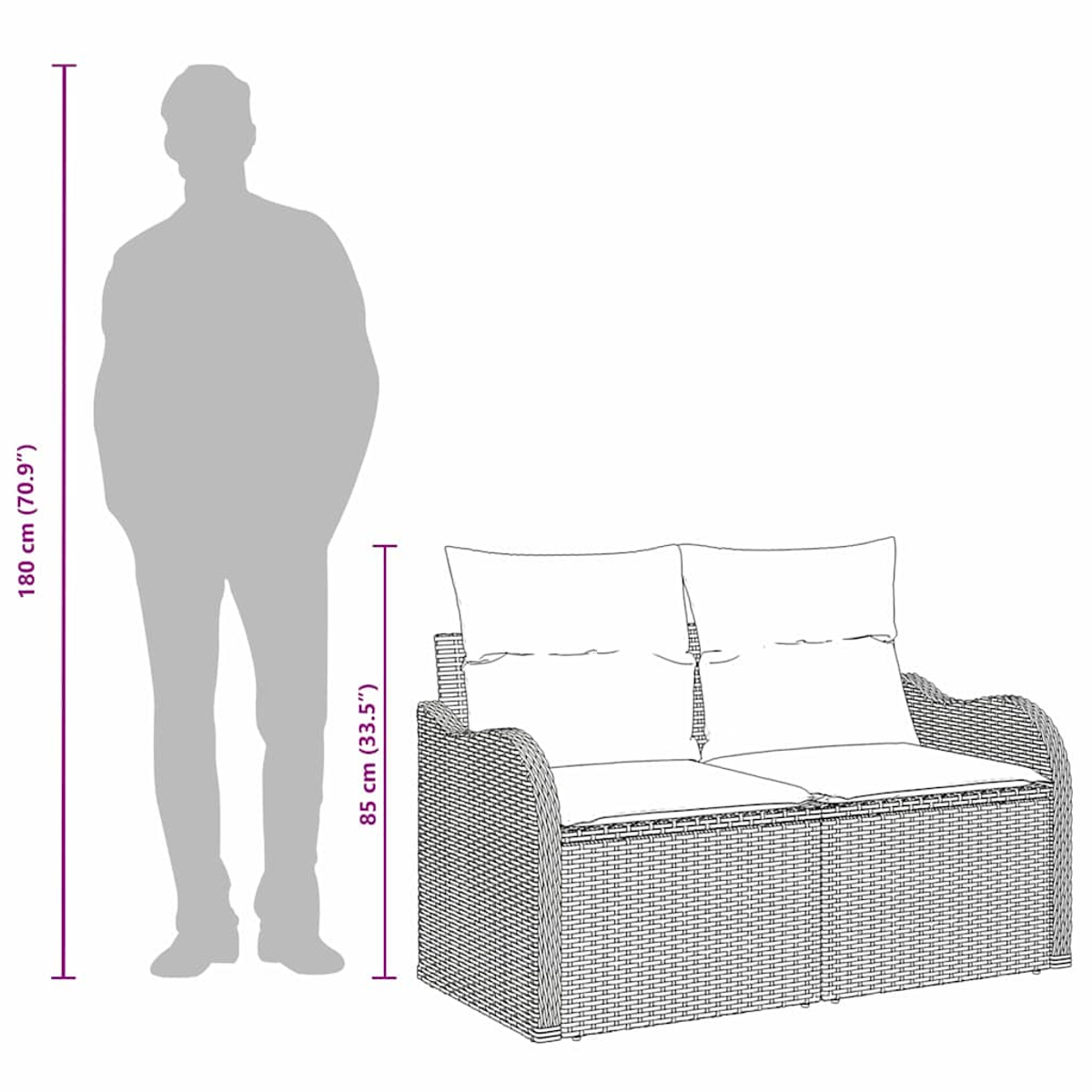 Eine Person steht neben einem zweisitzigen Korbsessel mit weißen Kissen. Maße: Person 180 cm, Sofa 85 cm. Der Hintergrund ist weiß.
