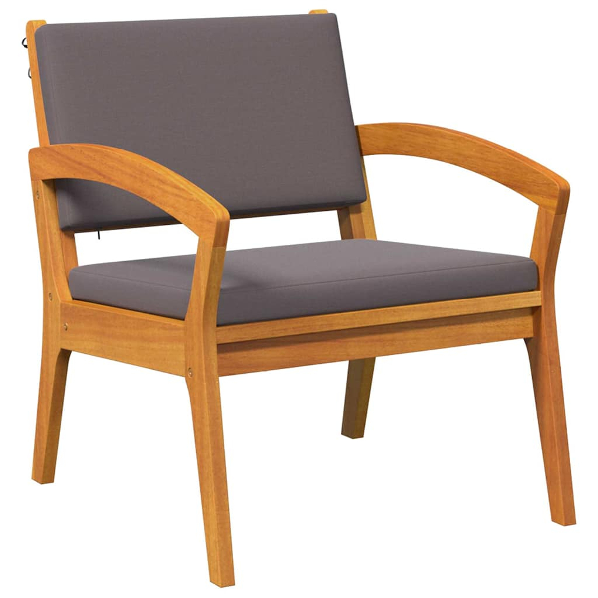 Sillón de madera con cojines grises. La silla tiene una estructura de madera marrón claro y asiento y respaldo grises.