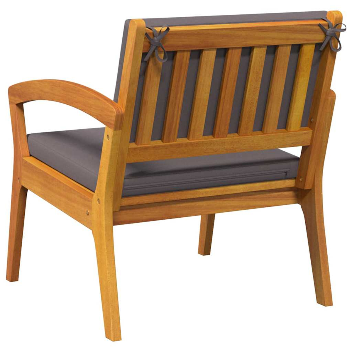 Silla de exterior de madera con cojines grises. Respaldo con listones verticales. Apoyabrazos curvos. Cojines del asiento y respaldo grises.