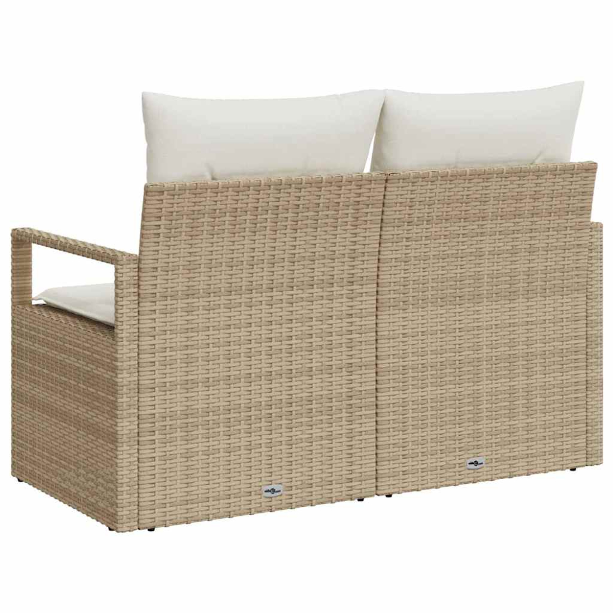Geflochtenes Outdoor-Sofa mit beigen Kissen und Rückenlehnen. Armlehne auf der linken Seite. Neutraler Hintergrund.