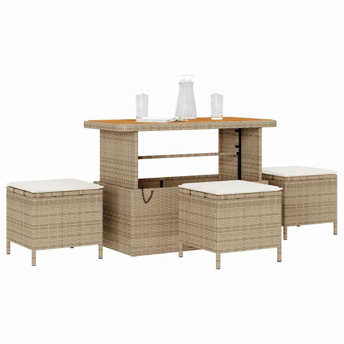 Ein Outdoor-Bar-Set aus Rattan mit Tisch, drei Hockern und Gläsern. Auf dem Holztisch steht ein Krug.