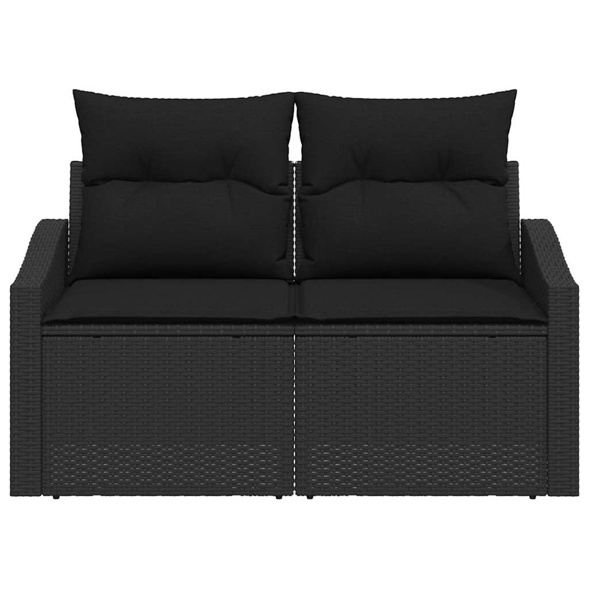 Ein schwarzes Outdoor-Sofa aus Korbgeflecht mit schwarzen Kissen. Zwei Sitzkissen und vier Rückenkissen sind sichtbar. Der Hintergrund ist weiß.