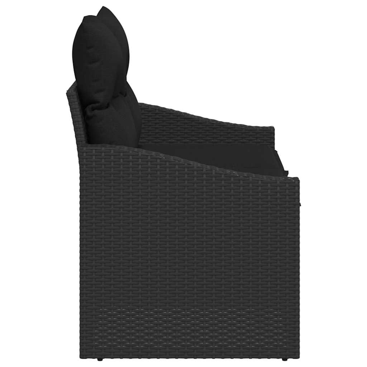 Schwarzes Korbmöbelsofa mit zwei Rückenkissen und einem Sitzkissen. Das Sofa steht auf weißem Hintergrund.