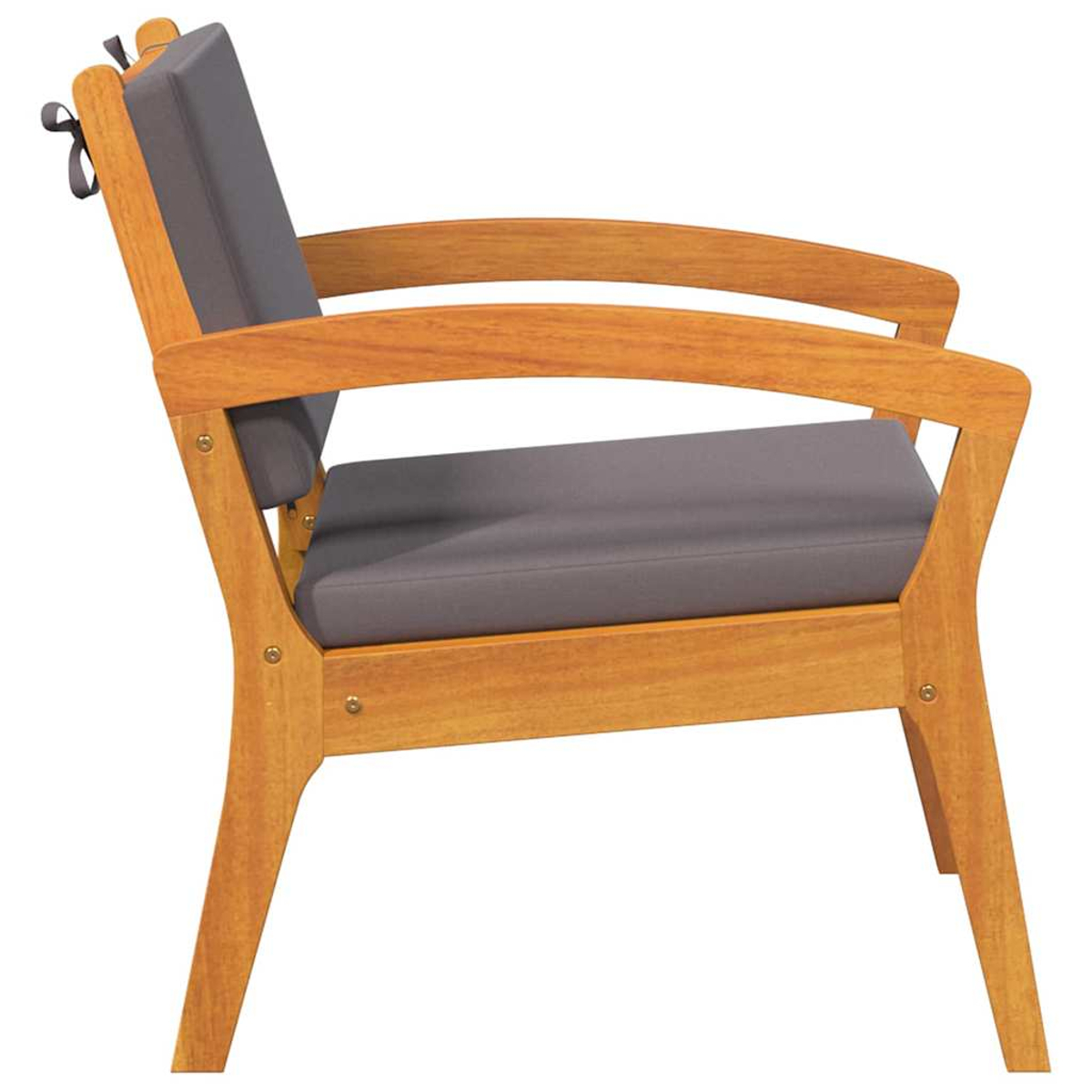 Sillón de madera con cojines grises. La silla tiene reposabrazos y respaldo. La silla está sobre un fondo blanco.