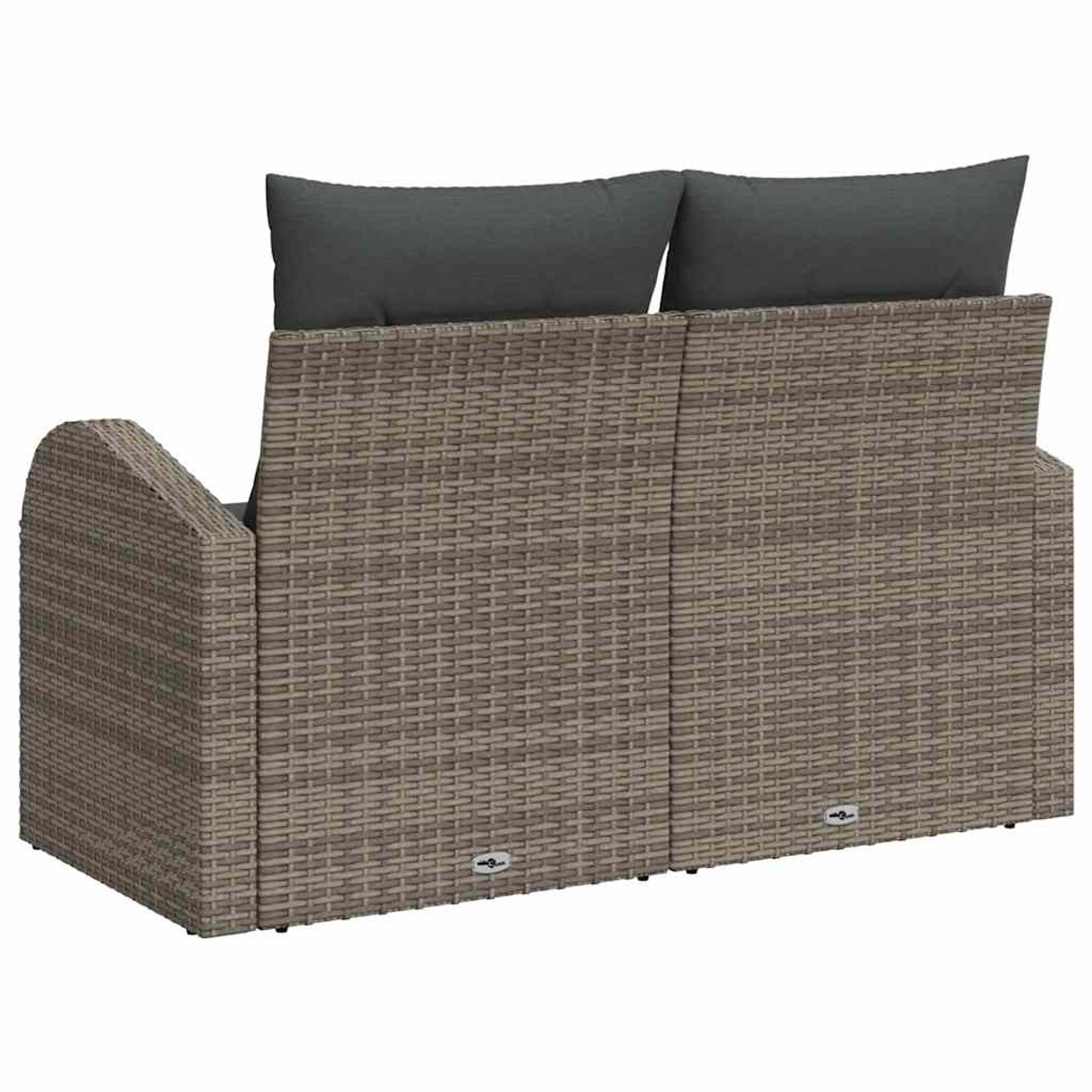Ein Korbmöbelsofa mit zwei dunkelgrauen Kissen. Das Sofa ist braun und beige und scheint sich im Freien zu befinden.