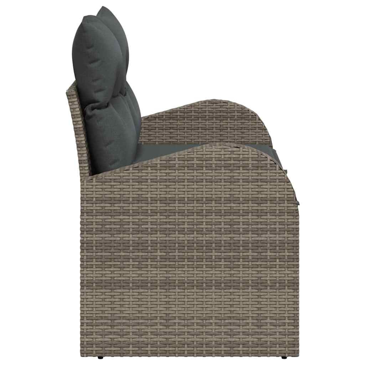Ein Sofa im Korbstil für den Außenbereich. Es hat zwei graue Kissen für den Rücken und ein Sitzkissen. Der Rahmen ist braun und grau.