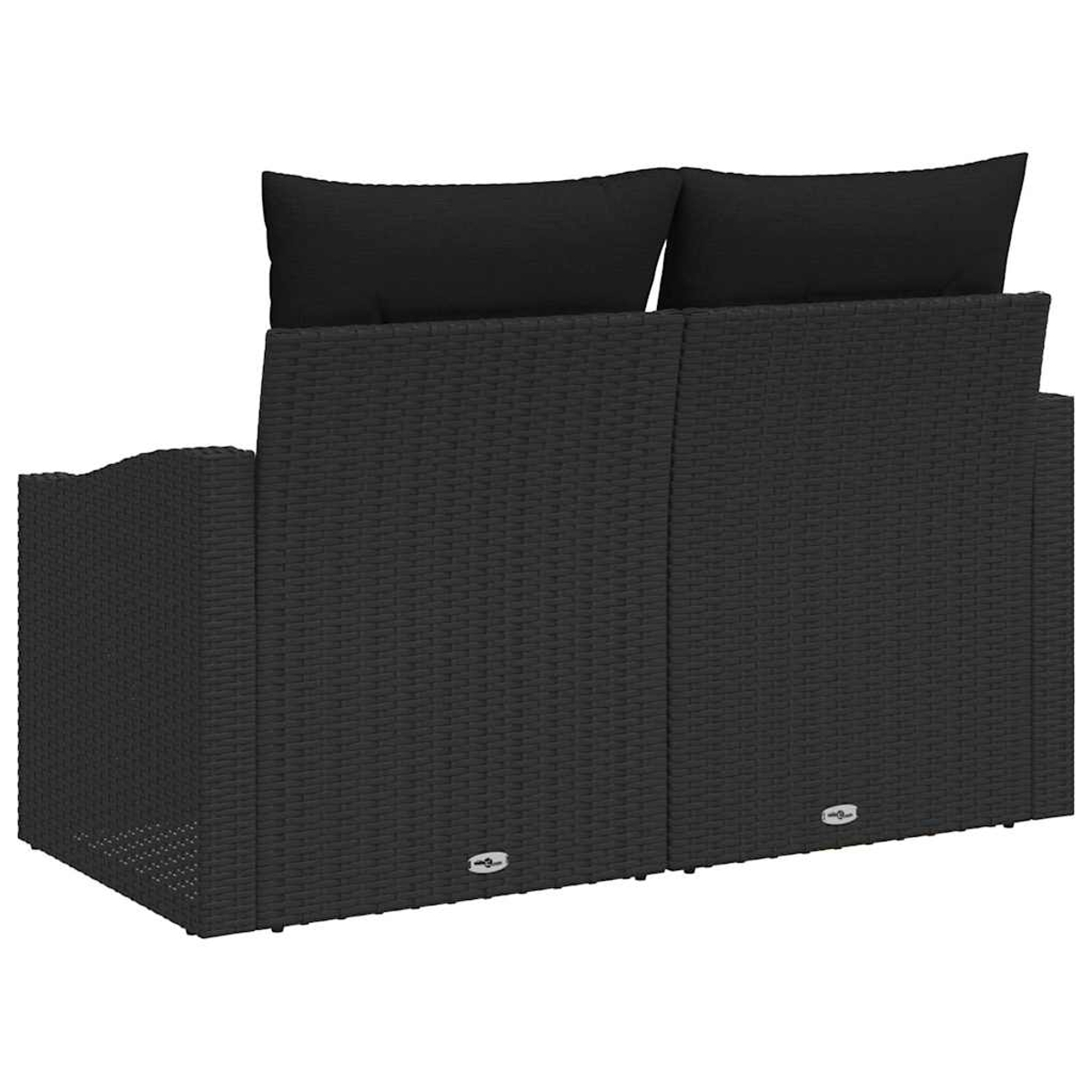 Ein schwarzes Outdoor-Sofa aus Korbgeflecht mit zwei schwarzen Kissen. Das Sofa besteht aus gewebtem Material. Der Hintergrund ist weiß.