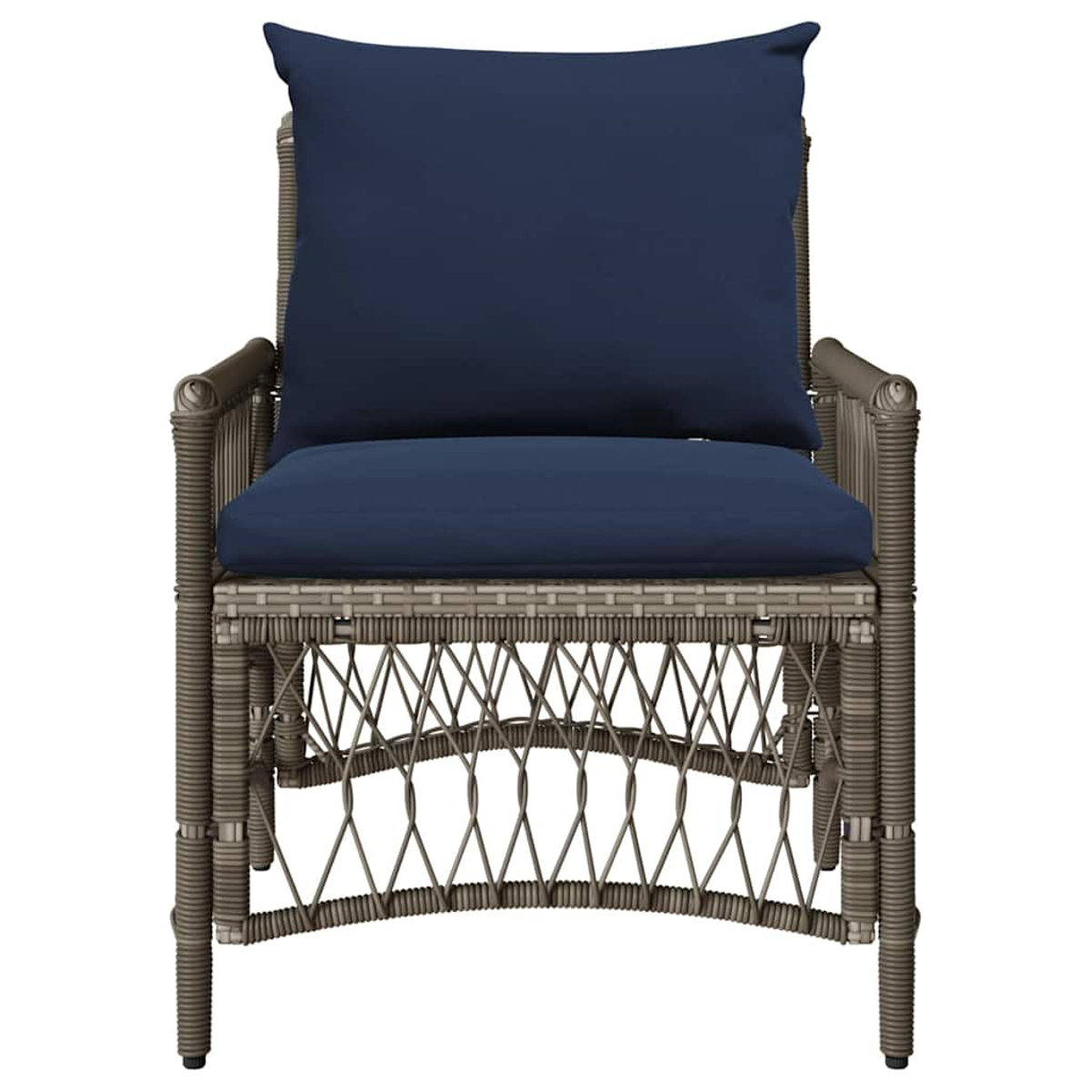 Una silla tejida para exteriores con cojines azul marino. La silla está hecha de mimbre gris. Tiene un cojín para el respaldo y el asiento.