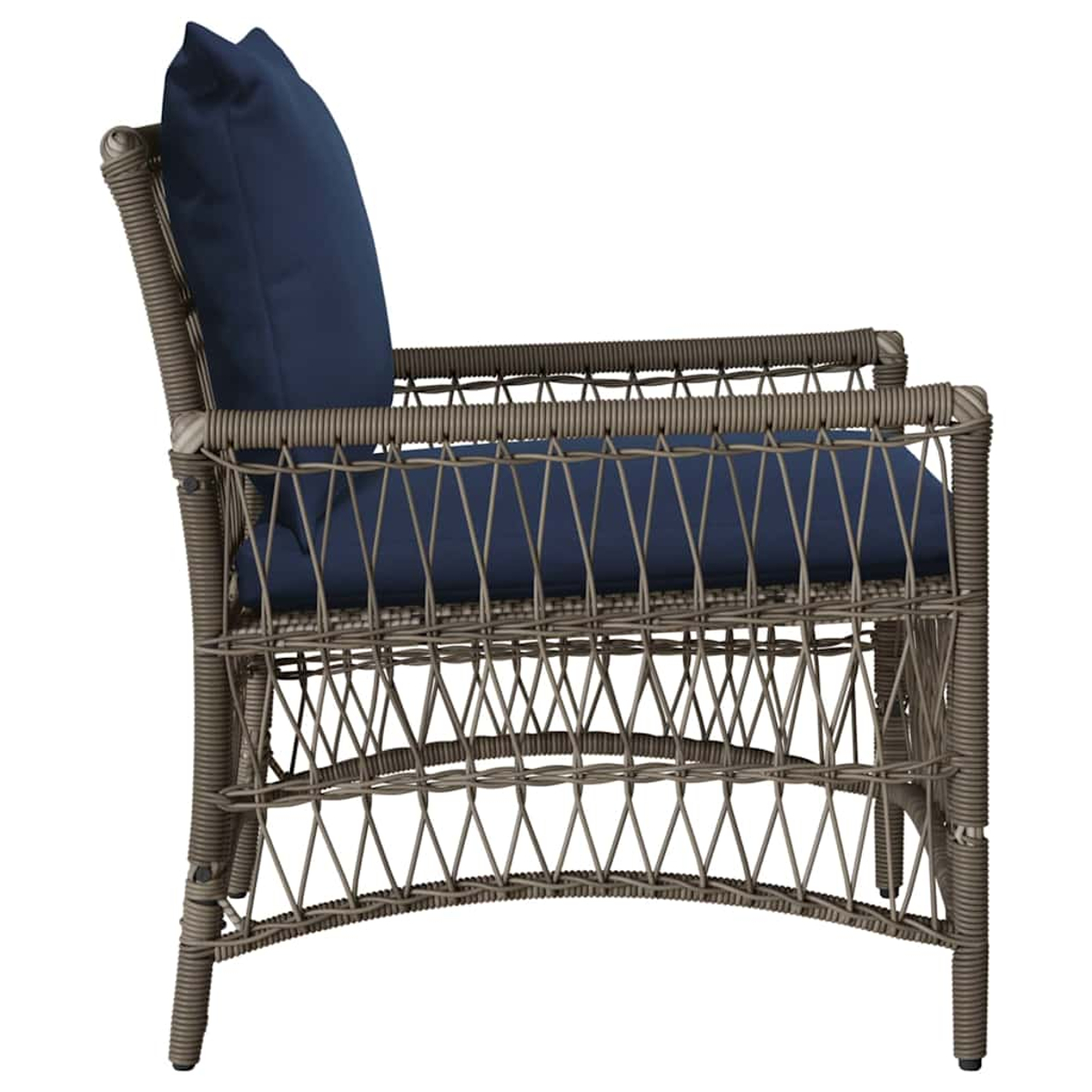 Vista lateral de una silla de mimbre con cojines azules. La silla es marrón y tiene un diseño tejido. Una almohada azul descansa en el respaldo.