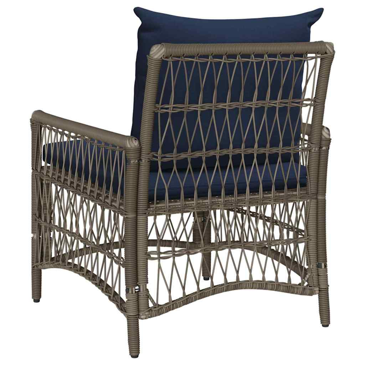 Una silla de mimbre con un cojín y una almohada azul oscuro. La silla es gris. El fondo es liso.