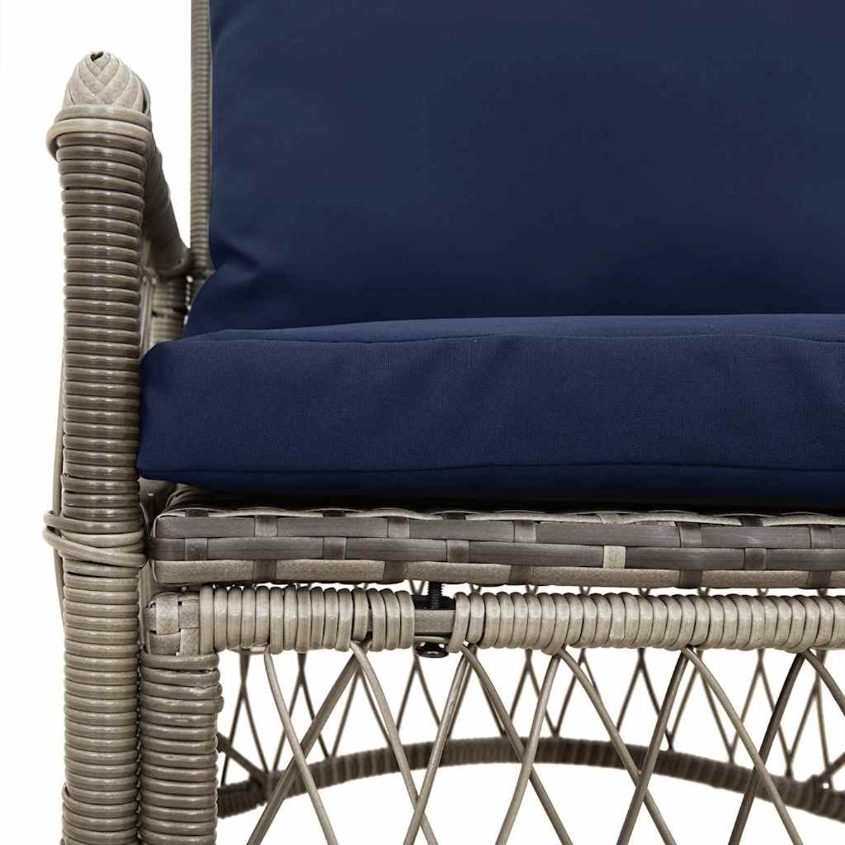 Primer plano de una silla de mimbre con un cojín azul. La silla es gris. El cojín es azul marino.