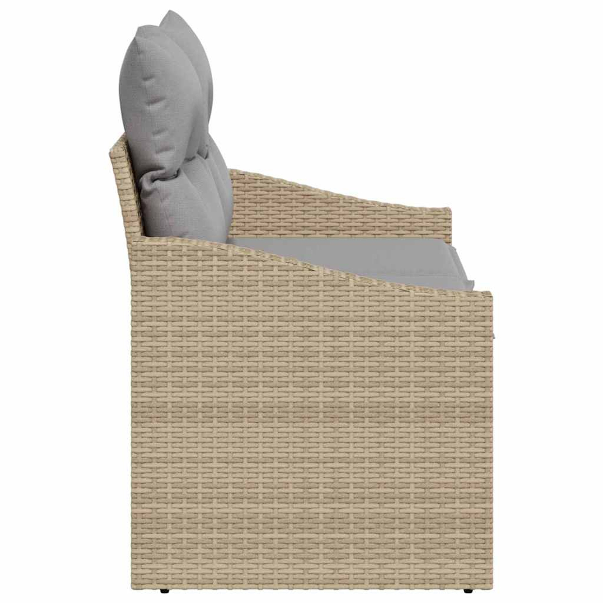 Vista laterale di un divano in vimini con cuscini grigi. Struttura in vimini beige, due cuscini per lo schienale e un cuscino per la seduta. Design semplice.