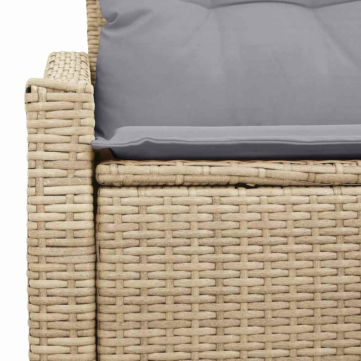 Primo piano di una sedia in vimini beige intrecciata con un cuscino grigio. Il motivo dell'intreccio è dettagliato, mostrando la trama. Il cuscino è liscio.