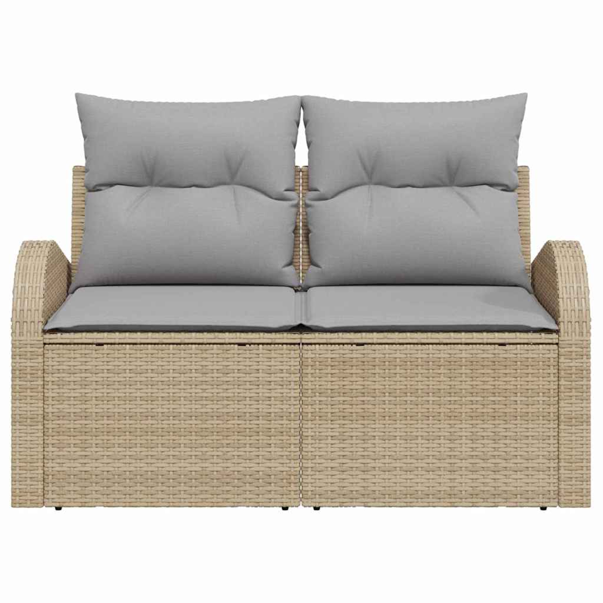 Ein Zwei-Sitzer-Korbsessel mit grauen Kissen. Das Sofa hat ein beiges gewebtes Gestell und zwei Sitzkissen und zwei Rückenkissen.