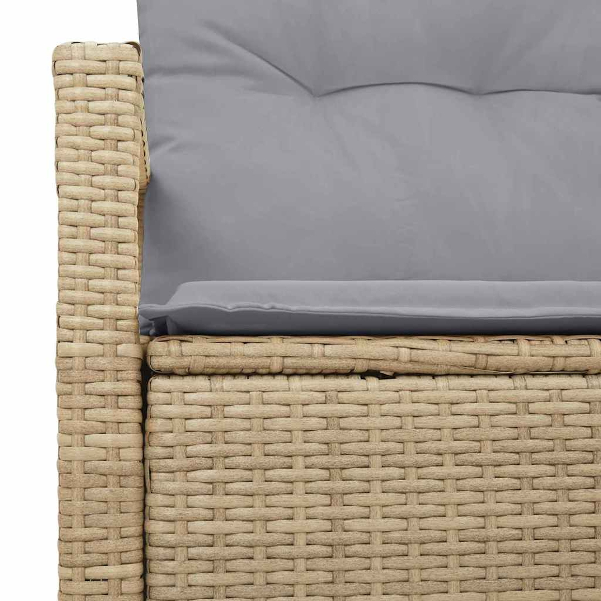 Primer plano de una silla de mimbre con un cojín gris. El mimbre es marrón claro y el cojín es gris neutro.