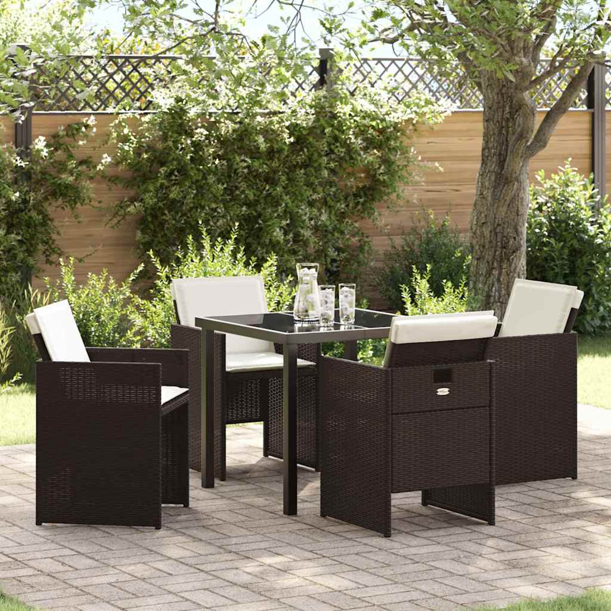 Un set da patio con un tavolo quadrato e quattro sedie. Una caraffa d'acqua e dei bicchieri sono sul tavolo. La scena è all'aperto.