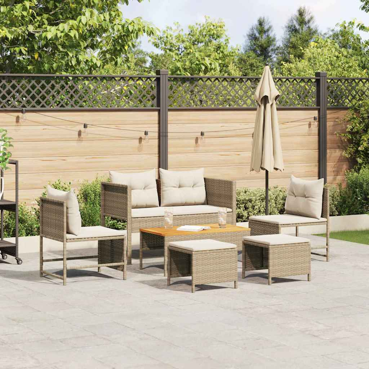 Garten-Terrassenset mit Sofa, Stühlen und Ottomanen. Ein Holztisch, ein Sonnenschirm und ein Zaun sind sichtbar.
